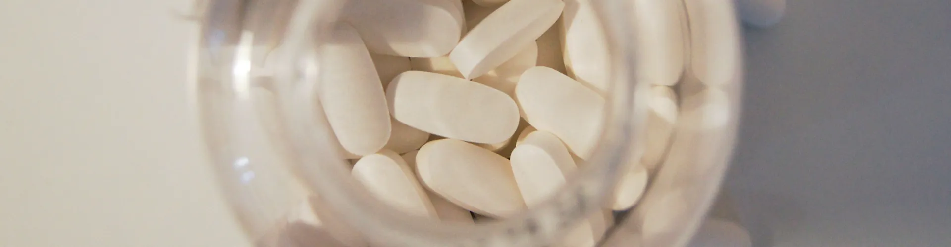 Alcohol en medicijnen: wat je moet weten voordat je drinkt